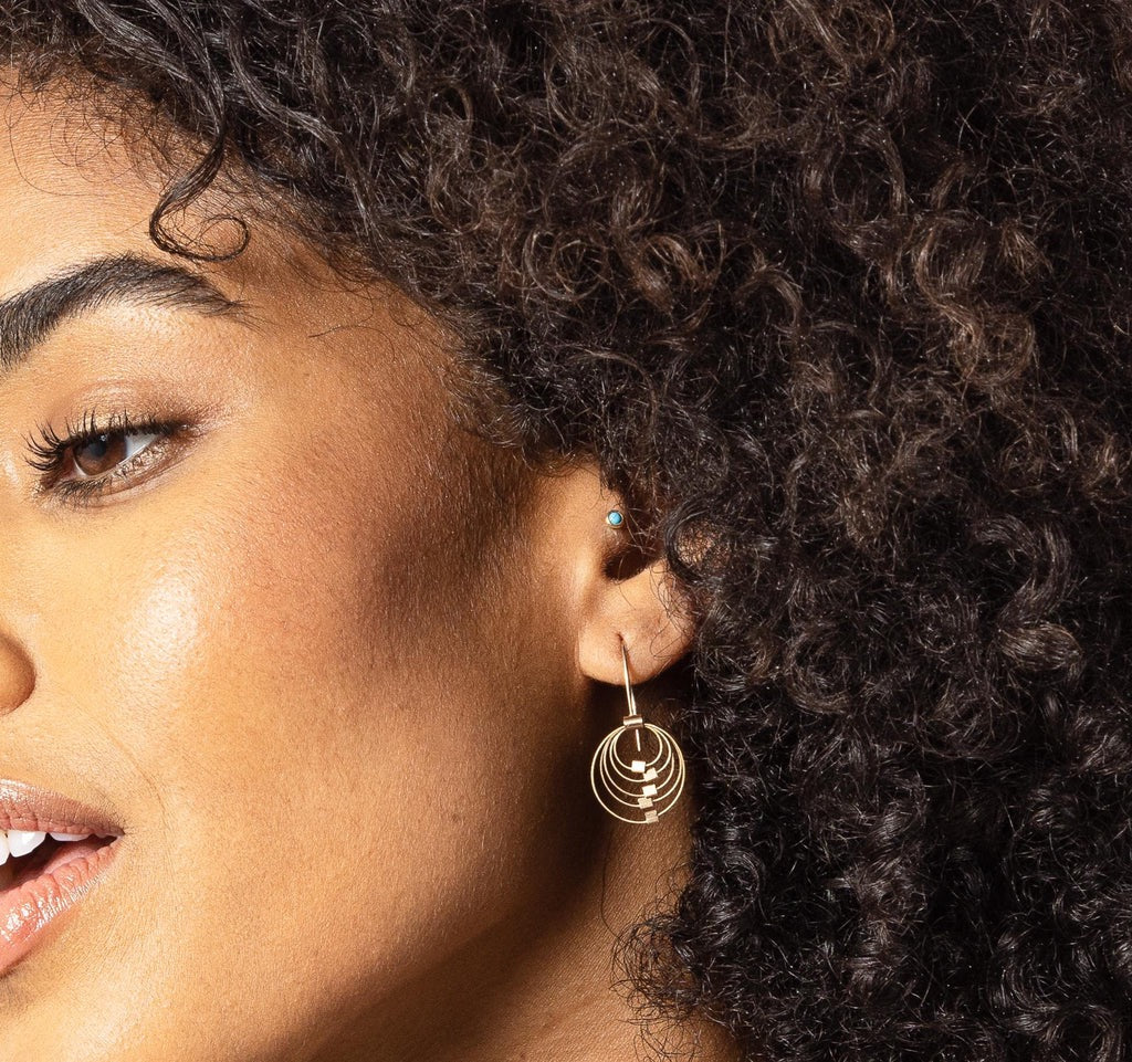 Mini Grad Circle Hook Cable Earrings